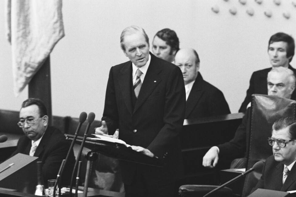 Karl Carstens am Rednerpult des Bundestages